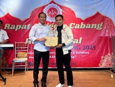 Zainal Petir terima penghargaan dari IKADIN