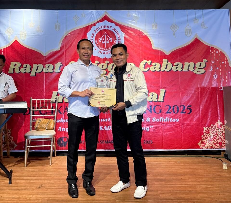 Zainal Petir terima penghargaan dari IKADIN