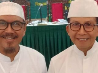 Ketua terpilih IPHI Jateng, Dr. dr. KH. Masrifan Djamil, MPH., MMR (kiri), bersama Ketua Umum Pengurus Pusat IPHI, Mayjen TNI (Purn) Dr. H. Ahmad Yani Basuki, M.Si.