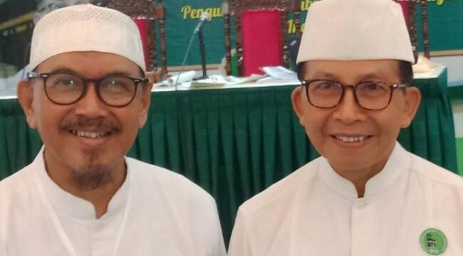 Ketua terpilih IPHI Jateng, Dr. dr. KH. Masrifan Djamil, MPH., MMR (kiri), bersama Ketua Umum Pengurus Pusat IPHI, Mayjen TNI (Purn) Dr. H. Ahmad Yani Basuki, M.Si.