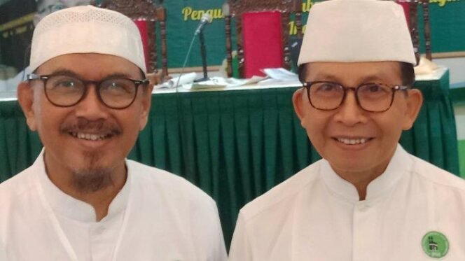 
					Ketua terpilih IPHI Jateng, Dr. dr. KH. Masrifan Djamil, MPH., MMR (kiri), bersama Ketua Umum Pengurus Pusat IPHI, Mayjen TNI (Purn) Dr. H. Ahmad Yani Basuki, M.Si.