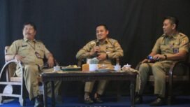 Saat dialog radio di Studio 2 LPPL Radio Swara Widuri 87.7 FM Pemalang, Senin (20/1/2025).