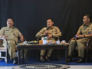 Saat dialog radio di Studio 2 LPPL Radio Swara Widuri 87.7 FM Pemalang, Senin (20/1/2025).