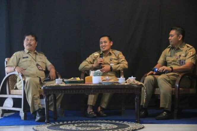 
					Saat dialog radio di Studio 2 LPPL Radio Swara Widuri 87.7 FM Pemalang, Senin (20/1/2025).