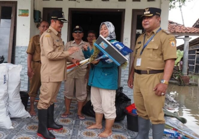 
					Bupati Mansur Hidayat Salurkan Bantuan Banjir Rob di Desa Pesantren Ulujami Pemalang