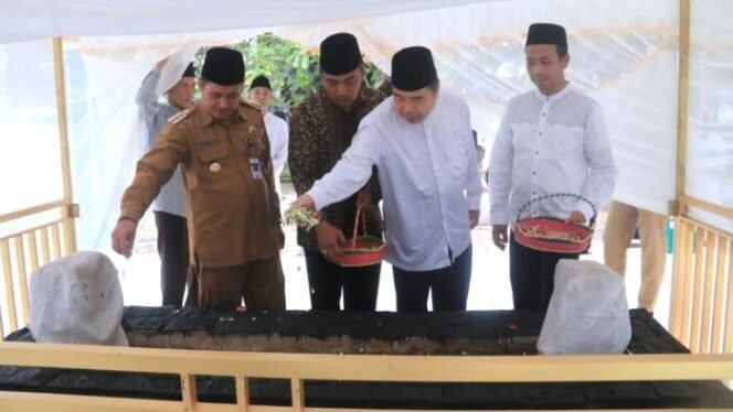 
					Kenang Pendahulu, Bupati dan Forkopimda Melalui Ziarah Makam Leluhur