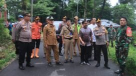 Bupati dan Forkopimda mencek lokasi di jalan Desa Wisnu