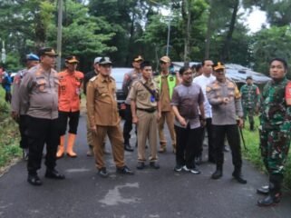 Bupati dan Forkopimda mencek lokasi di jalan Desa Wisnu