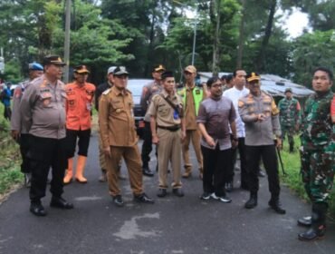 Bupati dan Forkopimda mencek lokasi di jalan Desa Wisnu
