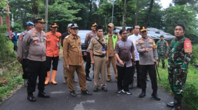 Bupati dan Forkopimda mencek lokasi di jalan Desa Wisnu