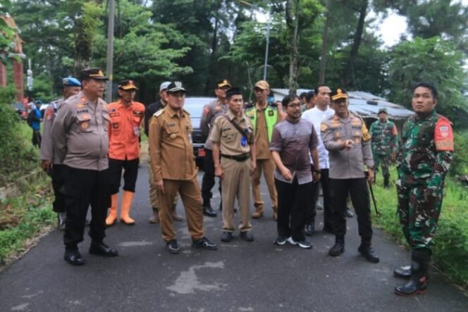 
					Bupati dan Forkopimda mencek lokasi di jalan Desa Wisnu