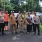 Bupati dan Forkopimda mencek lokasi di jalan Desa Wisnu
