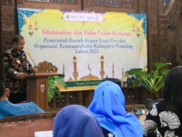 Bupati Anom dalam acara Silaturahmi dan Buka Puasa Bersama dengan Insan Pers dan Organisasi Kemasyarakatan di Pendopo Kabupaten Pemalang. Kamis (27/3/2025).