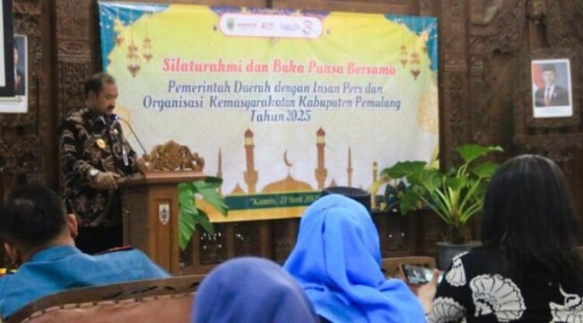 Bupati Anom dalam acara Silaturahmi dan Buka Puasa Bersama dengan Insan Pers dan Organisasi Kemasyarakatan di Pendopo Kabupaten Pemalang. Kamis (27/3/2025).