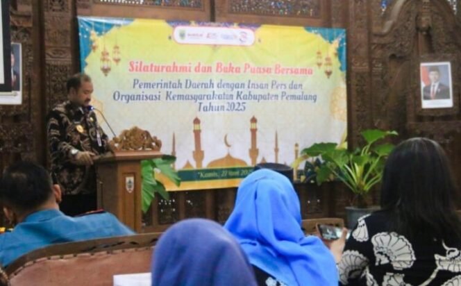 
					Bupati Anom dalam acara Silaturahmi dan Buka Puasa Bersama dengan Insan Pers dan Organisasi Kemasyarakatan di Pendopo Kabupaten Pemalang. Kamis (27/3/2025).