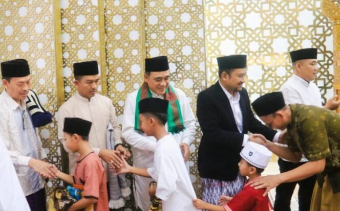 
					Bupati dan Wabup Pemalang Sholat Ied Bersama Warga di Masjid Agung Nurul Kalam