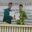 Direktur Pelayanan Medis dan Keperawatan RSIA dr Vito Mahendra bersama Sekretaris DMI Jateng, Prof Imam Yahya usai menandatangani kerja sama dakwah kesehatan