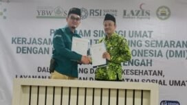 Direktur Pelayanan Medis dan Keperawatan RSIA dr Vito Mahendra bersama Sekretaris DMI Jateng, Prof Imam Yahya usai menandatangani kerja sama dakwah kesehatan