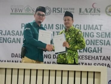 Direktur Pelayanan Medis dan Keperawatan RSIA dr Vito Mahendra bersama Sekretaris DMI Jateng, Prof Imam Yahya usai menandatangani kerja sama dakwah kesehatan