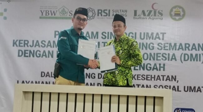 Direktur Pelayanan Medis dan Keperawatan RSIA dr Vito Mahendra bersama Sekretaris DMI Jateng, Prof Imam Yahya usai menandatangani kerja sama dakwah kesehatan