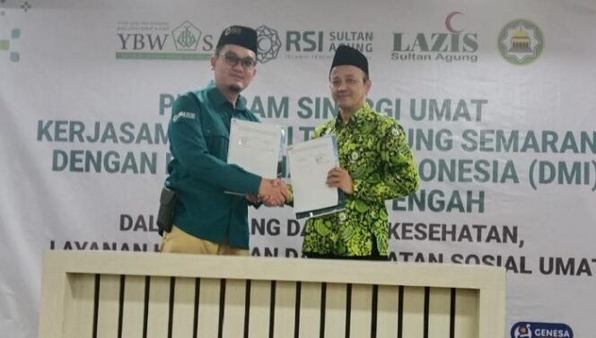 
					Direktur Pelayanan Medis dan Keperawatan RSIA dr Vito Mahendra bersama Sekretaris DMI Jateng, Prof Imam Yahya usai menandatangani kerja sama dakwah kesehatan