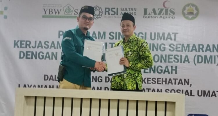 Direktur Pelayanan Medis dan Keperawatan RSIA dr Vito Mahendra bersama Sekretaris DMI Jateng, Prof Imam Yahya usai menandatangani kerja sama dakwah kesehatan
