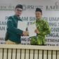 Direktur Pelayanan Medis dan Keperawatan RSIA dr Vito Mahendra bersama Sekretaris DMI Jateng, Prof Imam Yahya usai menandatangani kerja sama dakwah kesehatan