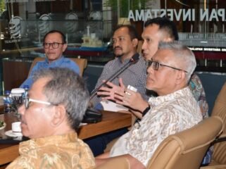 Bupati Pemalang, Anom Widiantoro, bersama Direktur Utama PDAM Tirta Mulya Pemalang, Slamet Effendi, menghadiri acara pemaparan kerja sama investasi Sistem Penyediaan Air Minum (SPAM) yang diselenggarakan oleh PT Tigalapan Adam Internasional, Jakarta pada Kamis 15 Mei 2025