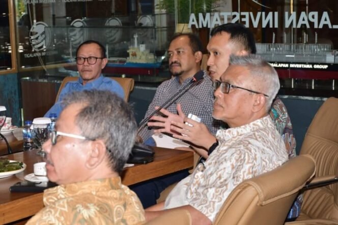 
					Bupati Pemalang, Anom Widiantoro, bersama Direktur Utama PDAM Tirta Mulya Pemalang, Slamet Effendi, menghadiri acara pemaparan kerja sama investasi Sistem Penyediaan Air Minum (SPAM) yang diselenggarakan oleh PT Tigalapan Adam Internasional, Jakarta pada Kamis 15 Mei 2025