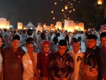 Kakanwil Kemenag Jateng turut dalam festival lampion dalam puncak perayaan Tri Suci Waisak 2569 Buddhist Era (BE)/2025 M