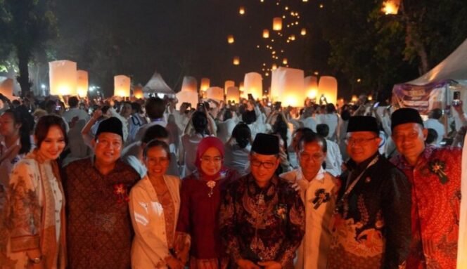 
					Kakanwil Kemenag Jateng turut dalam festival lampion dalam puncak perayaan Tri Suci Waisak 2569 Buddhist Era (BE)/2025 M