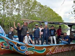 Kesatuan Nelayan Tradisional Indonesia (KNTI) dalam rangka memperingati HUT KNTI ke 16 melakukan restocking di sungai Ketapang di Pemalang.