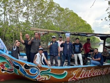Kesatuan Nelayan Tradisional Indonesia (KNTI) dalam rangka memperingati HUT KNTI ke 16 melakukan restocking di sungai Ketapang di Pemalang.