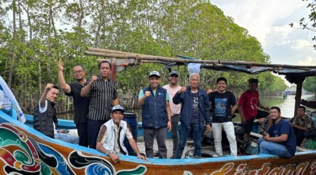 Kesatuan Nelayan Tradisional Indonesia (KNTI) dalam rangka memperingati HUT KNTI ke 16 melakukan restocking di sungai Ketapang di Pemalang.