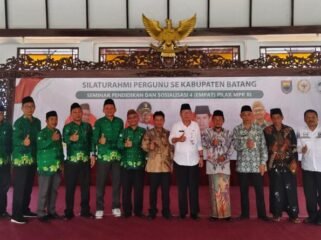 Foto Bersama - Senator DPD RI Abdul Kholik seusai menjadi pembicara di Batang