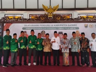 Foto Bersama - Senator DPD RI Abdul Kholik seusai menjadi pembicara di Batang