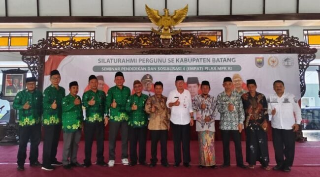 Foto Bersama - Senator DPD RI Abdul Kholik seusai menjadi pembicara di Batang