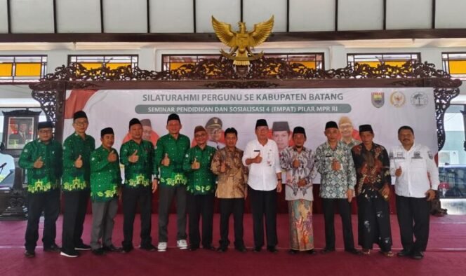 
					Foto Bersama - Senator DPD RI Abdul Kholik seusai menjadi pembicara di Batang