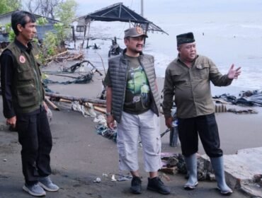 Bupati Pemalang Anom Widiyantoro dan Wakil Bupati Nurkholes meninjau lokasi Pantai Desa Blendung, Sabtu (24/5/2025).