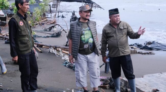 Bupati Pemalang Anom Widiyantoro dan Wakil Bupati Nurkholes meninjau lokasi Pantai Desa Blendung, Sabtu (24/5/2025).