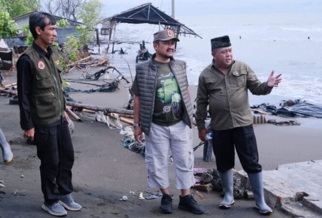 
					Bupati Pemalang Anom Widiyantoro dan Wakil Bupati Nurkholes meninjau lokasi Pantai Desa Blendung, Sabtu (24/5/2025).