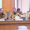 Bupati Pemalang Anom Widiyantoro dalam acara Rapat Koordinasi (Rakor) Penanganan Banjir di wilayah Provinsi Jawa Tengah yang dipimpin Gubernur Ahmad Luthfi di Ruang Rapat Gedung A Lantai 2 Kantor Gubernur Jawa Tengah, pada Senin (26/5/2025).