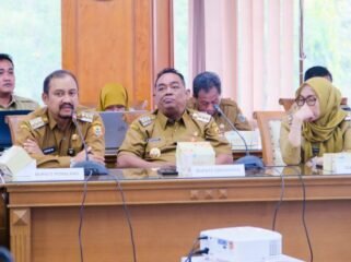 

Bupati Pemalang Anom Widiyantoro dalam acara Rapat Koordinasi (Rakor) Penanganan Banjir di wilayah Provinsi Jawa Tengah yang dipimpin Gubernur Ahmad Luthfi di Ruang Rapat Gedung A Lantai 2 Kantor Gubernur Jawa Tengah, pada Senin (26/5/2025).