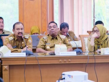 

Bupati Pemalang Anom Widiyantoro dalam acara Rapat Koordinasi (Rakor) Penanganan Banjir di wilayah Provinsi Jawa Tengah yang dipimpin Gubernur Ahmad Luthfi di Ruang Rapat Gedung A Lantai 2 Kantor Gubernur Jawa Tengah, pada Senin (26/5/2025).