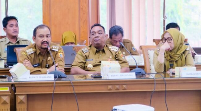 

Bupati Pemalang Anom Widiyantoro dalam acara Rapat Koordinasi (Rakor) Penanganan Banjir di wilayah Provinsi Jawa Tengah yang dipimpin Gubernur Ahmad Luthfi di Ruang Rapat Gedung A Lantai 2 Kantor Gubernur Jawa Tengah, pada Senin (26/5/2025).