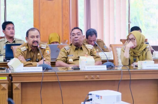 
					

Bupati Pemalang Anom Widiyantoro dalam acara Rapat Koordinasi (Rakor) Penanganan Banjir di wilayah Provinsi Jawa Tengah yang dipimpin Gubernur Ahmad Luthfi di Ruang Rapat Gedung A Lantai 2 Kantor Gubernur Jawa Tengah, pada Senin (26/5/2025).
