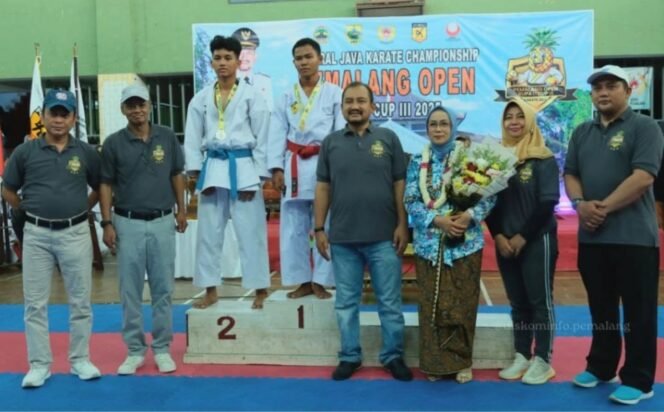 
					Sebanyak 298 atlet karate dari 18 kontingen yang berasal dari Kabupaten Kudus, Banyumas, Batang dan Pekalongan bertanding untuk memperebutkan gelar juara pada Karate Championship Pemalang Open Bupati Cup III 2025.