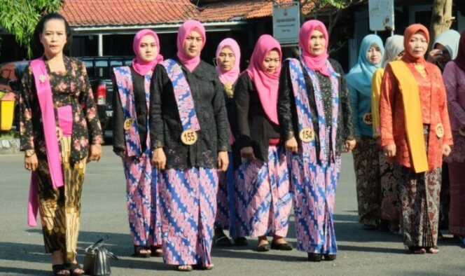 
					Peringati Hari Kartini, TP PKK Pemalang Gelar Parade Busana Kebaya