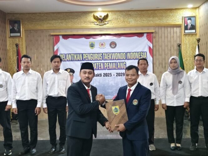 
					Ketua Pengkab TI kabupaten Pemalang, Fahmidh Dhuha salam komando bersama Sekum Pengprov TI Jateng, Brigjen Zainul Bahar