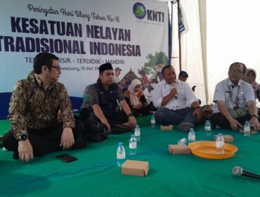 Kesatuan Nelayan Tradisional Indonesia (KNTI) memperingati hari ulang tahunnya yang ke-16 dengan mengelar acara di halaman Kantor Sekretariat KNTI, Desa Ketapang, Kecamatan Ulujami, Kabupaten Pemalang, pada Kamis 15 Mei 2025